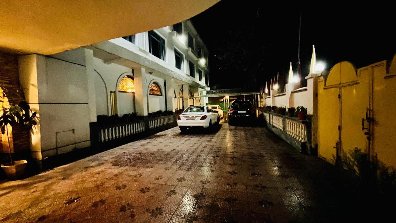 Hotel International Srinagar Kültér fotó